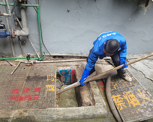 红山街道清掏化粪池